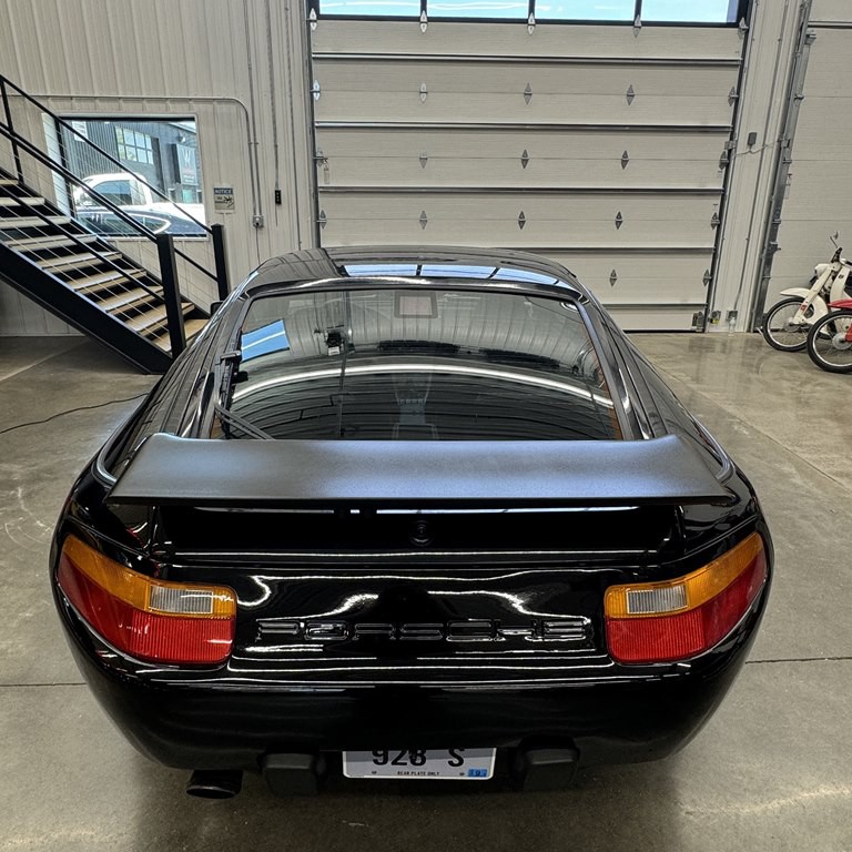 1987 Porsche 928 Image 4