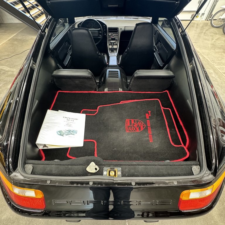 1987 Porsche 928 Image 18