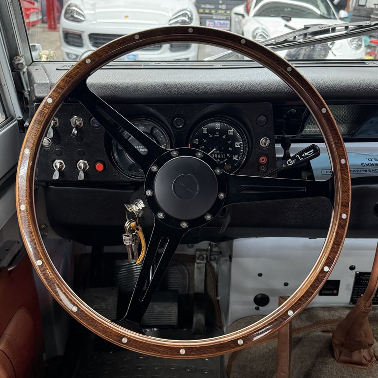 1976 Land Rover Defender Image 9