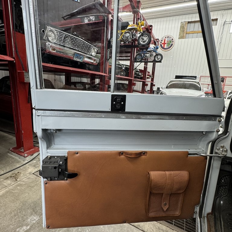 1976 Land Rover Defender Image 14