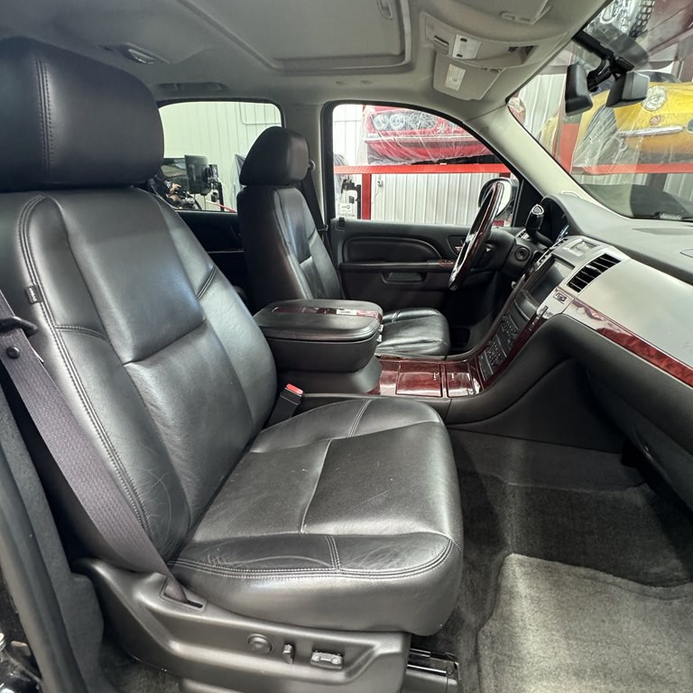 2011 Cadillac Escalade Image 6