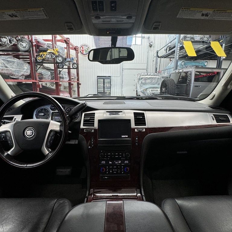 2011 Cadillac Escalade Image 11