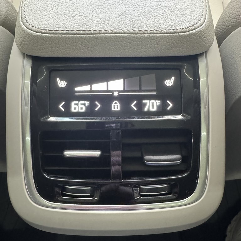 2022 Volvo XC90 Image 15