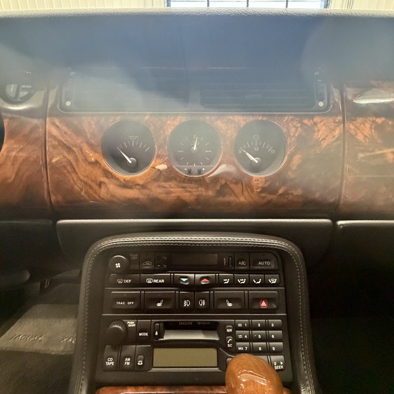 1999 Jaguar XK-Series Image 12