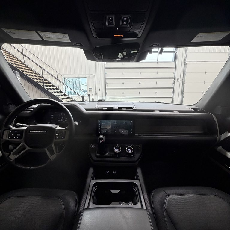 2022 Land Rover Defender Image 10