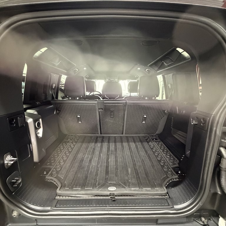 2022 Land Rover Defender Image 17