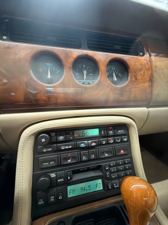 2000 Jaguar XK-Series Image 11