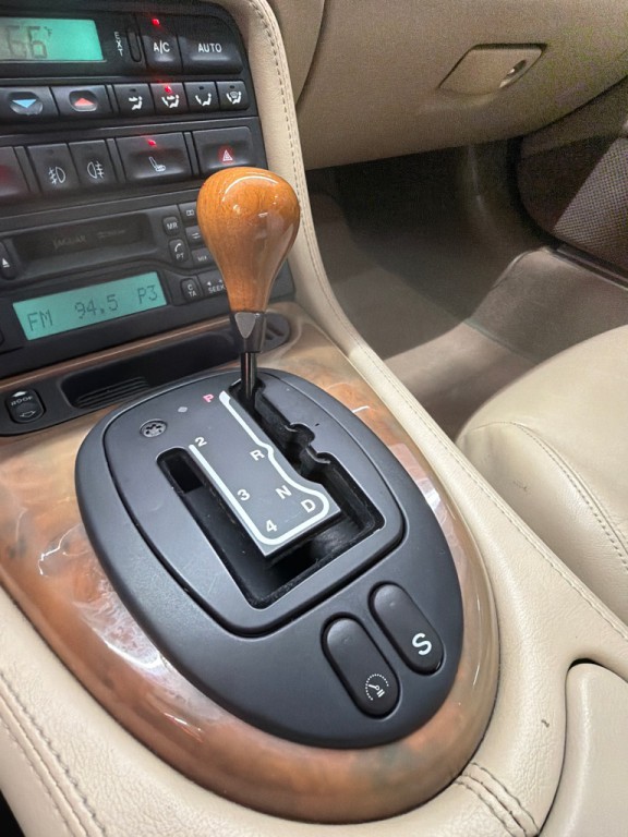 2000 Jaguar XK-Series Image 12