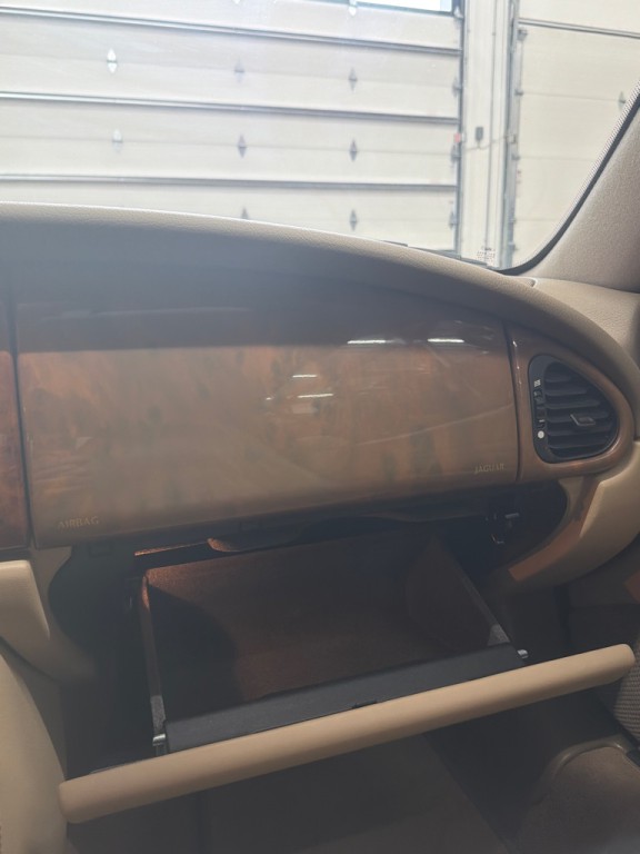 2000 Jaguar XK-Series Image 13