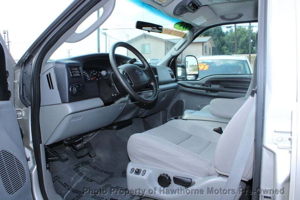 2005 Ford Excursion Image 13