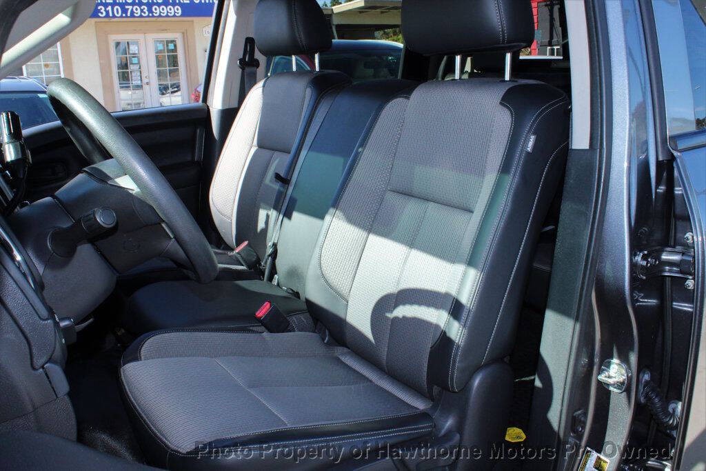 2017 Nissan Titan Image 11