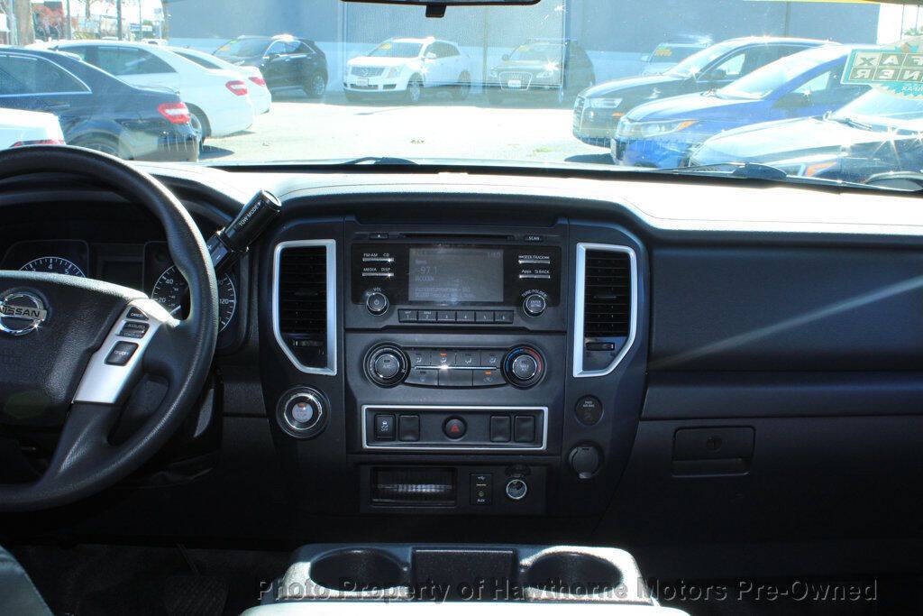 2017 Nissan Titan Image 15