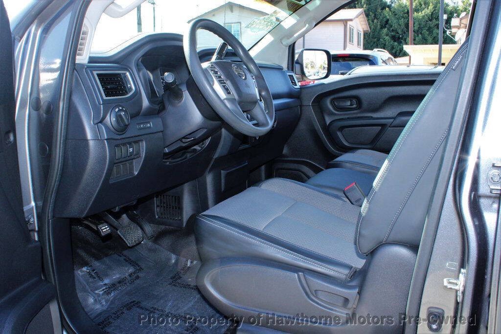 2017 Nissan Titan Image 16