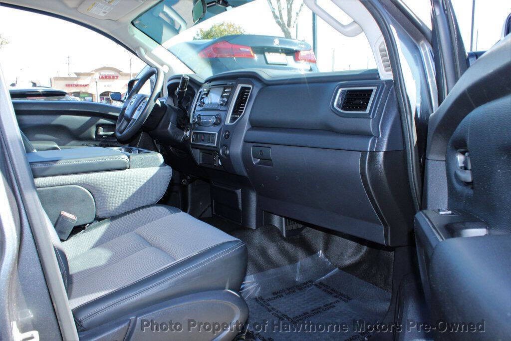 2017 Nissan Titan Image 17