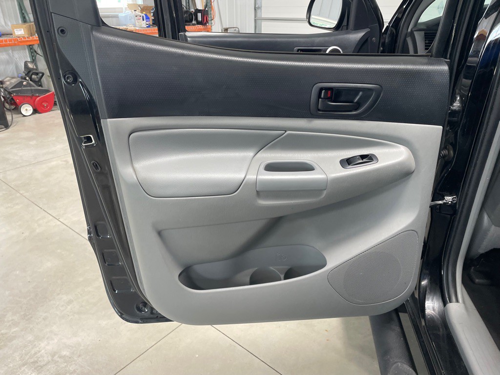 2015 Toyota Tacoma Image 16