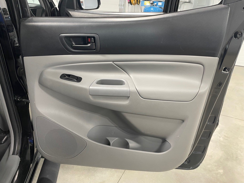 2015 Toyota Tacoma Image 21
