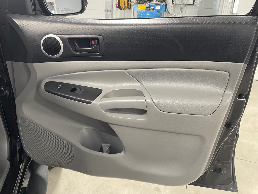 2015 Toyota Tacoma Image 24