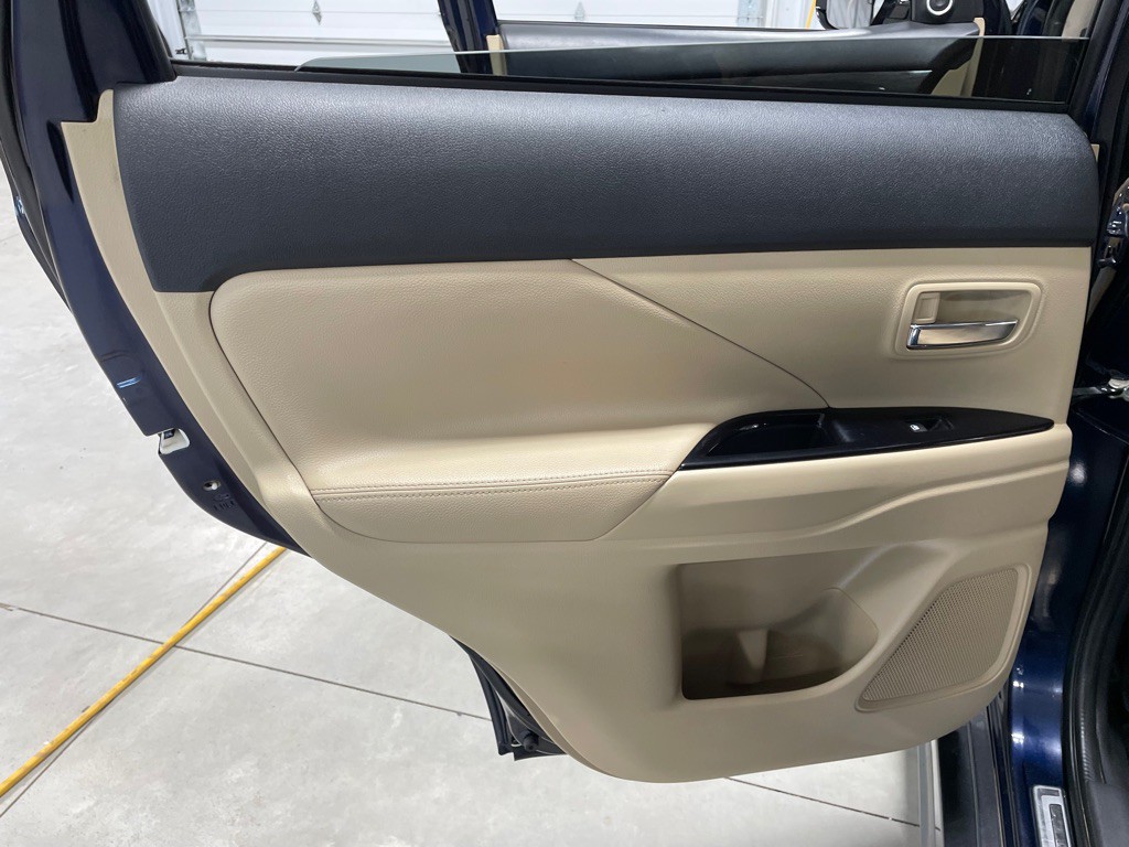 2017 Mitsubishi Outlander Image 17