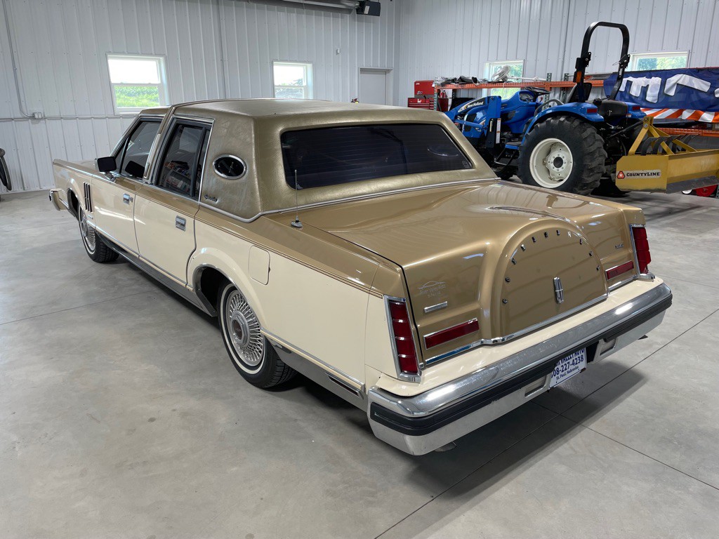 1983 Lincoln Mark VI Image 3
