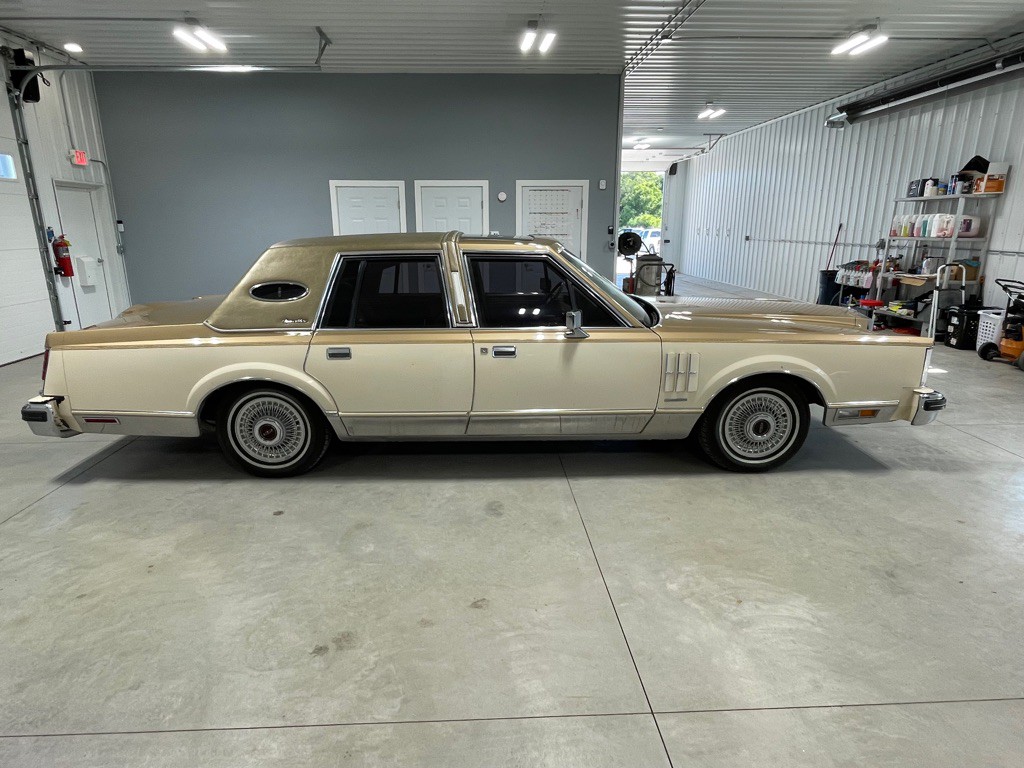 1983 Lincoln Mark VI Image 6