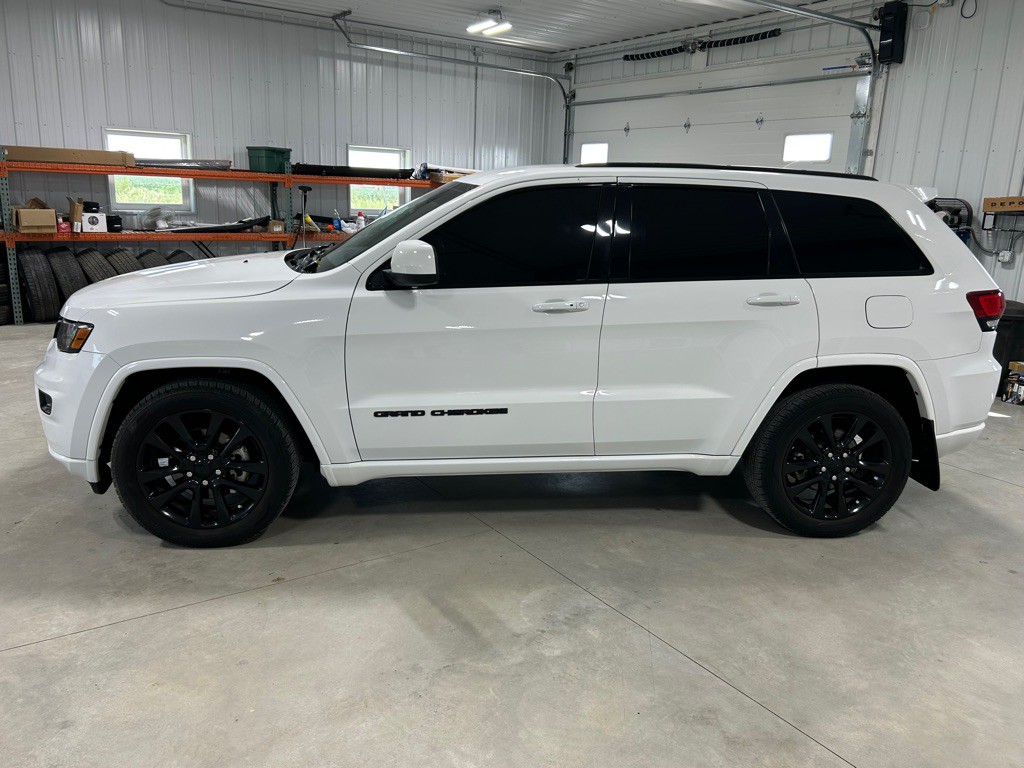 2017 Jeep Grand Cherokee Image 2