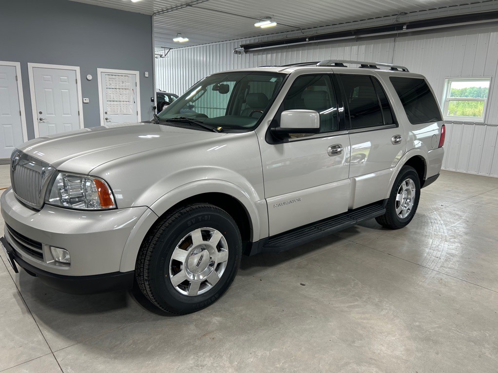 2005 Lincoln Navigator Image 2