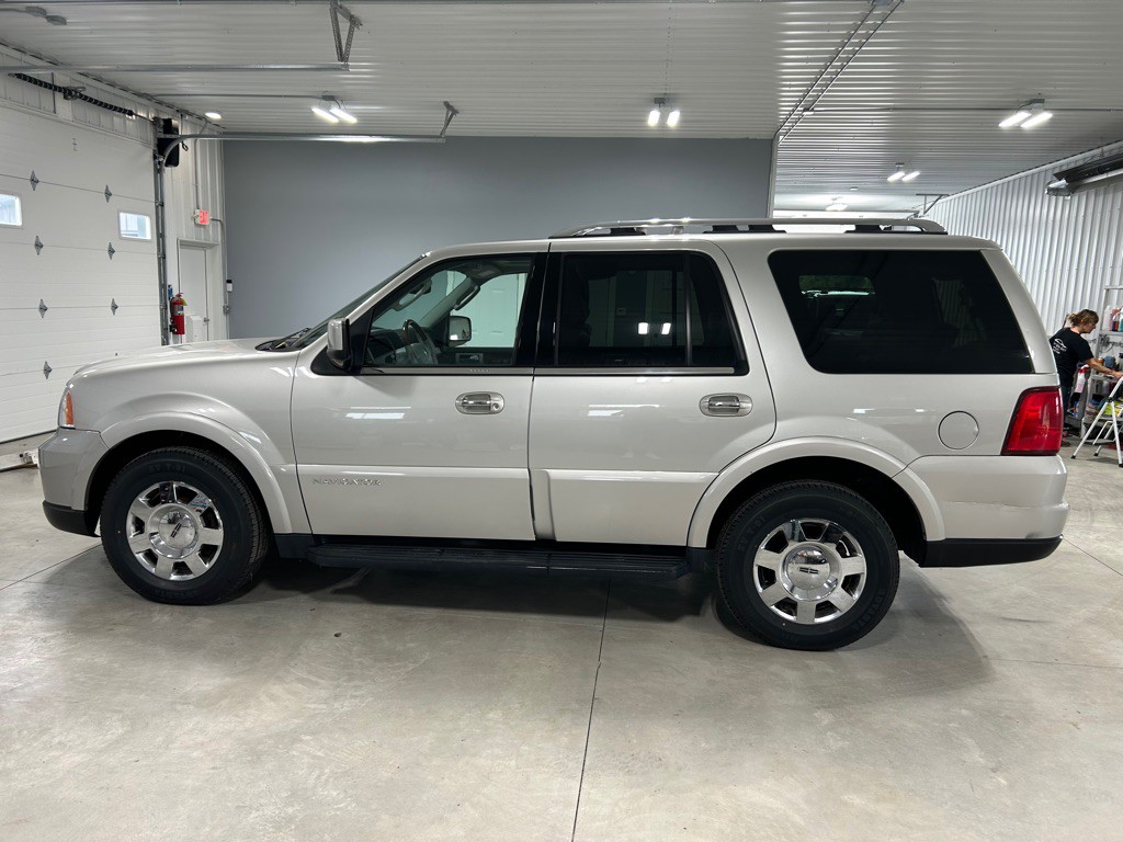 2005 Lincoln Navigator Image 3