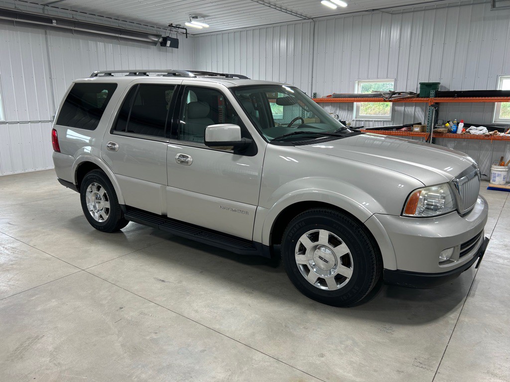 2005 Lincoln Navigator Image 8