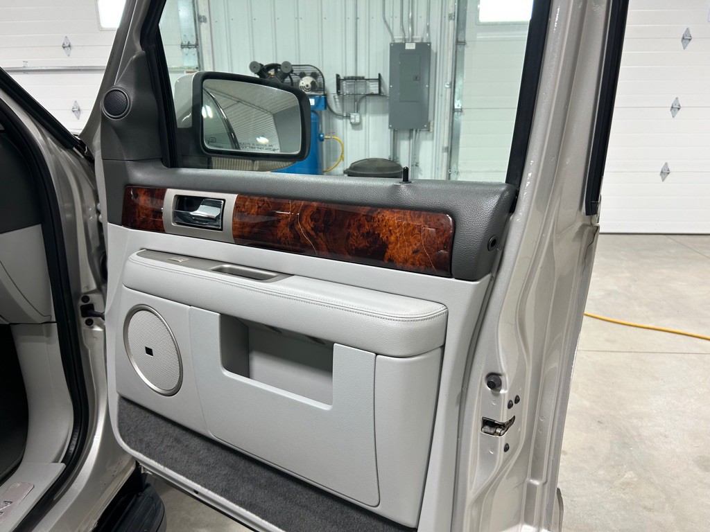2005 Lincoln Navigator Image 11