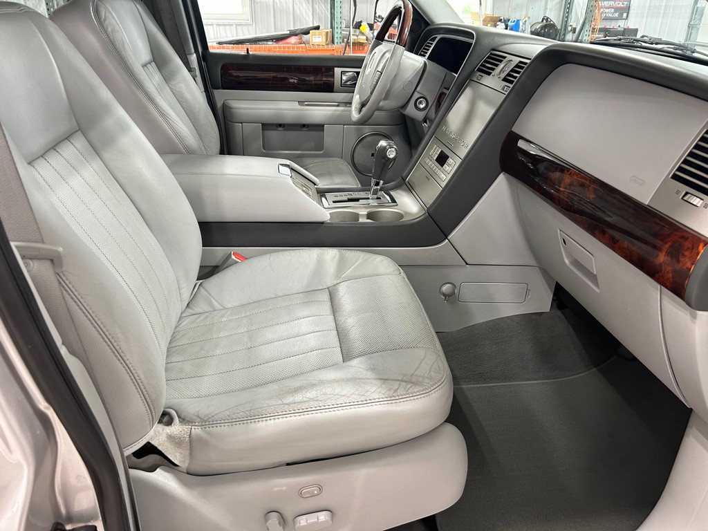 2005 Lincoln Navigator Image 12