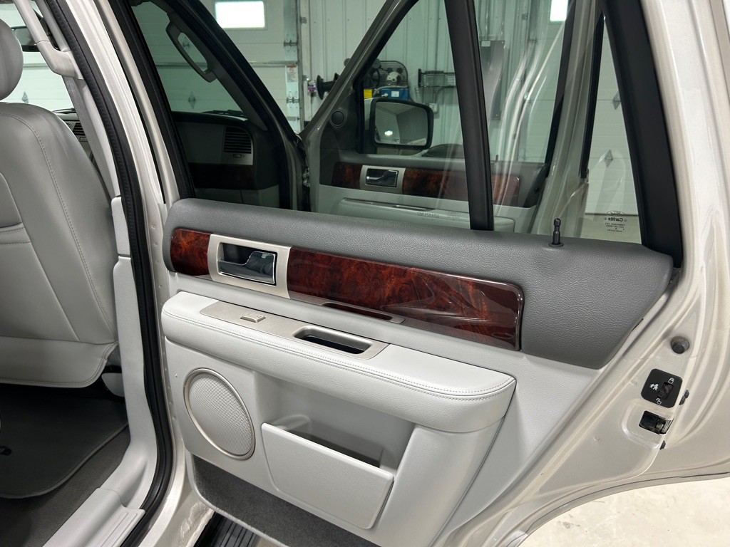 2005 Lincoln Navigator Image 13