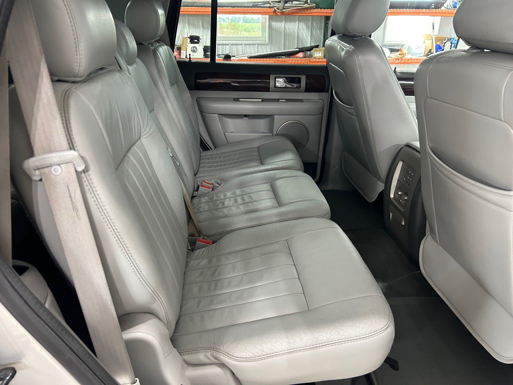 2005 Lincoln Navigator Image 14