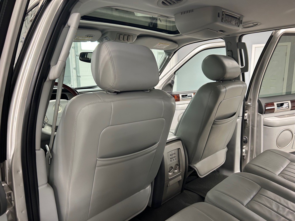2005 Lincoln Navigator Image 24