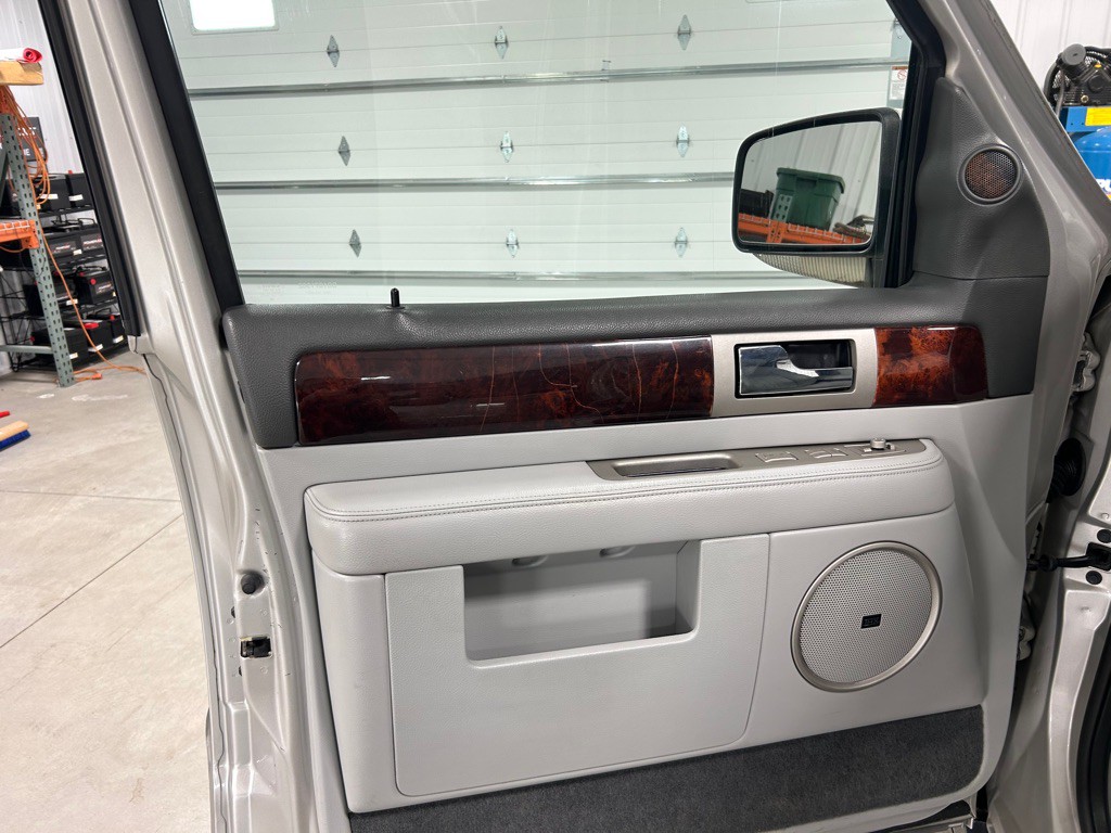 2005 Lincoln Navigator Image 25