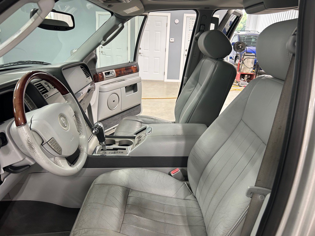 2005 Lincoln Navigator Image 26