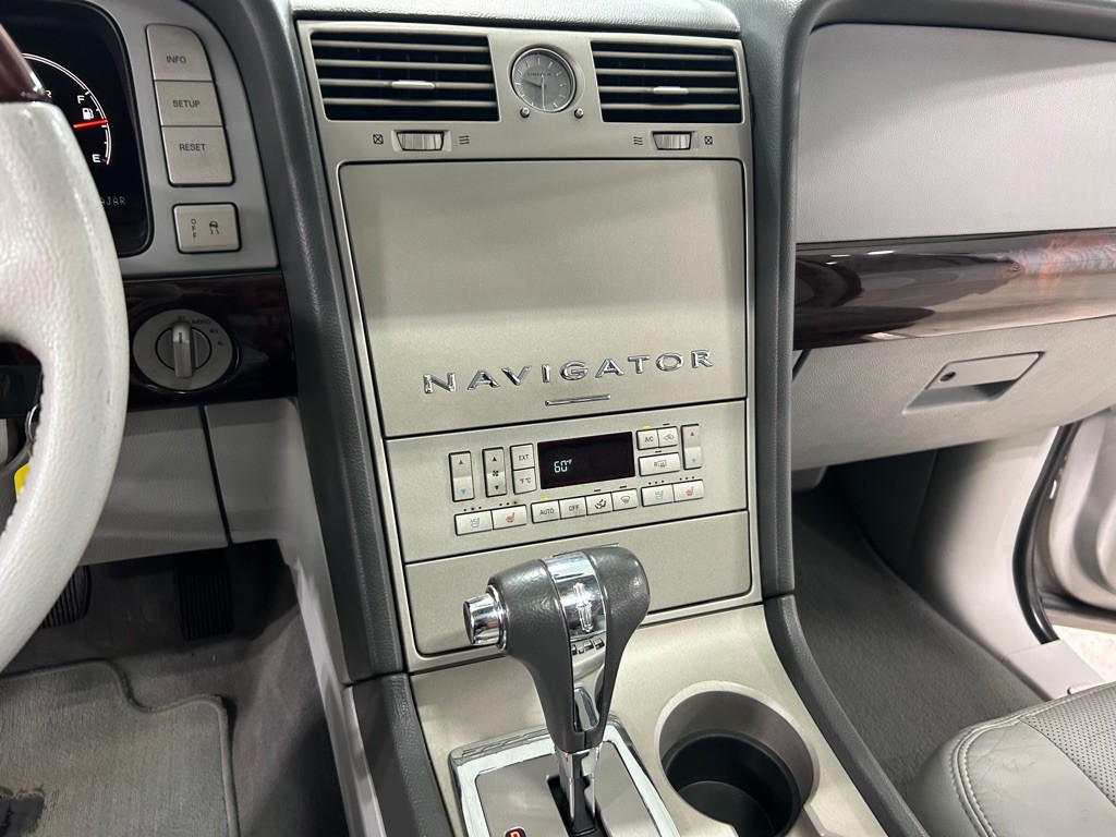 2005 Lincoln Navigator Image 27