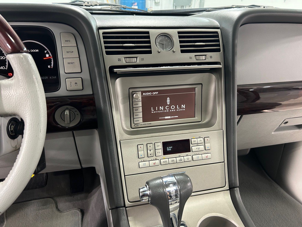 2005 Lincoln Navigator Image 28