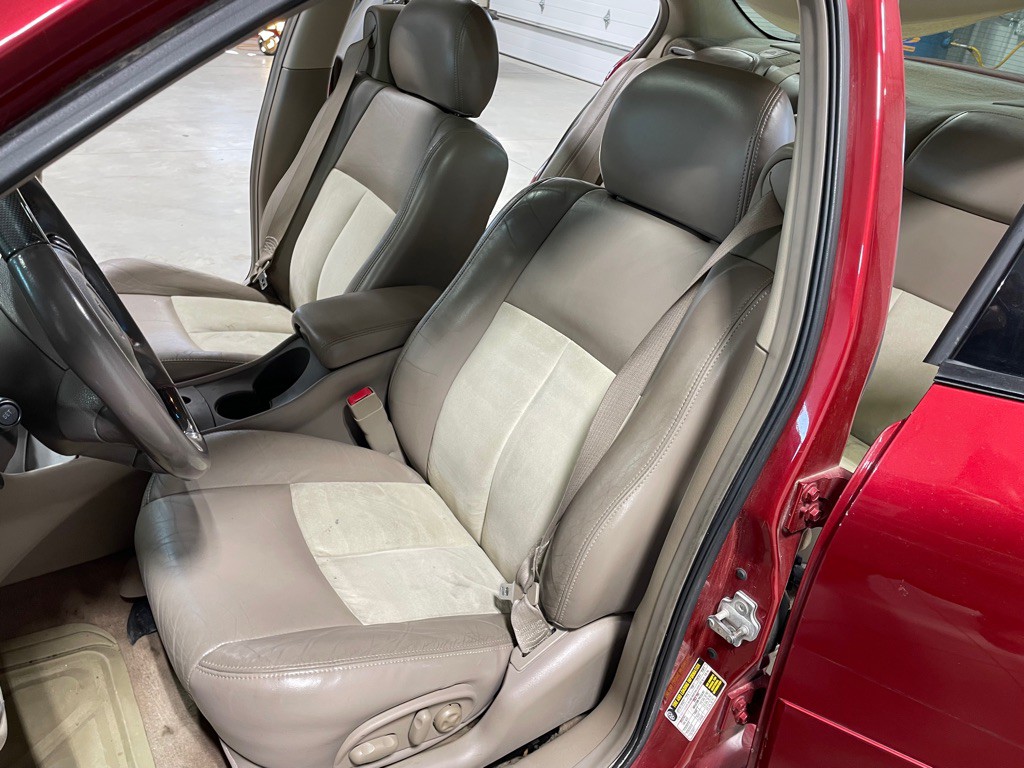 2005 Pontiac Bonneville Image 10