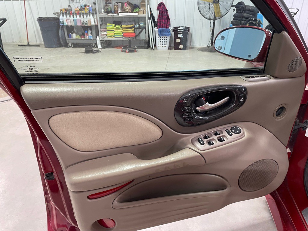 2005 Pontiac Bonneville Image 11