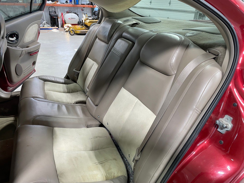 2005 Pontiac Bonneville Image 14