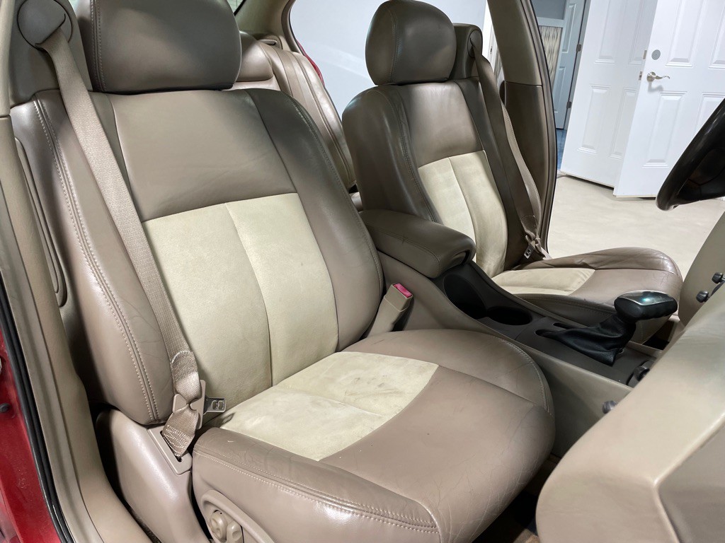 2005 Pontiac Bonneville Image 21