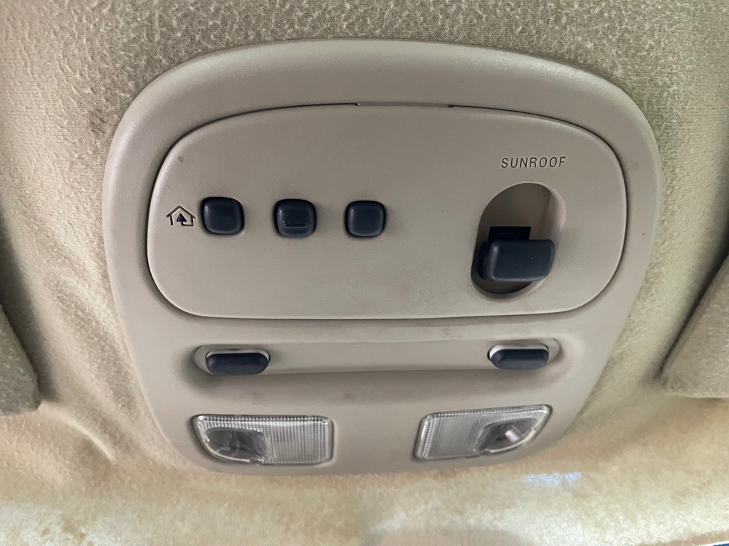 2005 Pontiac Bonneville Image 27
