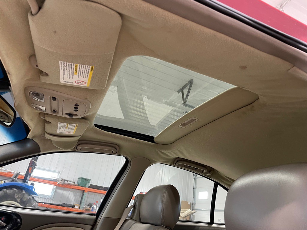 2005 Pontiac Bonneville Image 28