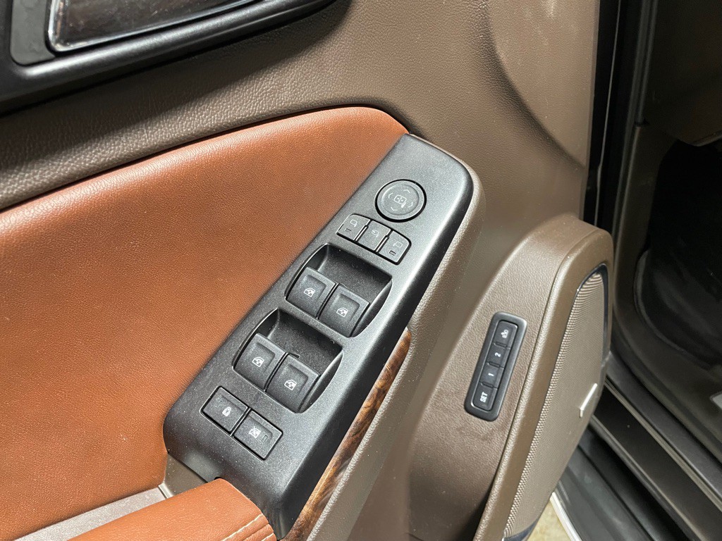 2015 Chevrolet Suburban Image 12