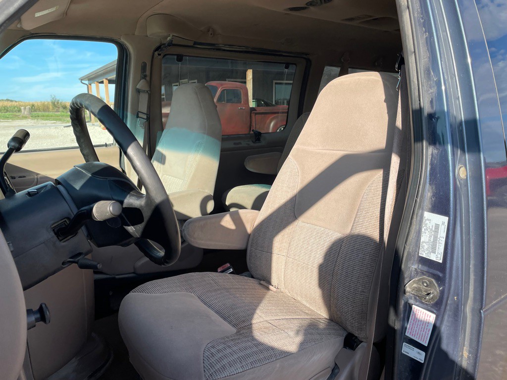 1998 Ford E-150 Image 7