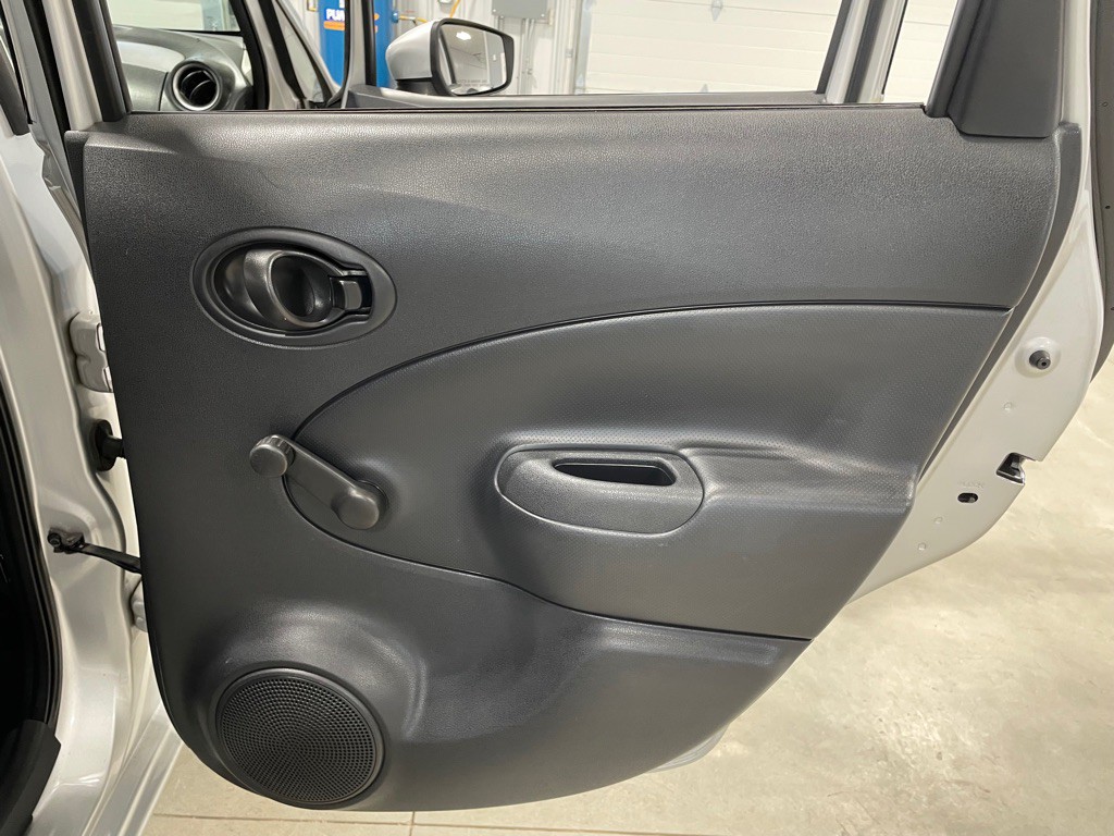 2015 Nissan Versa Image 18