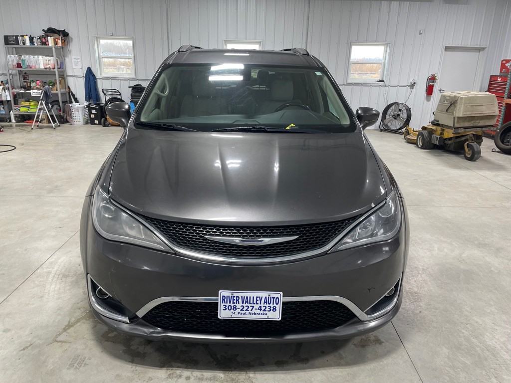 2017 Chrysler Pacifica Image 2