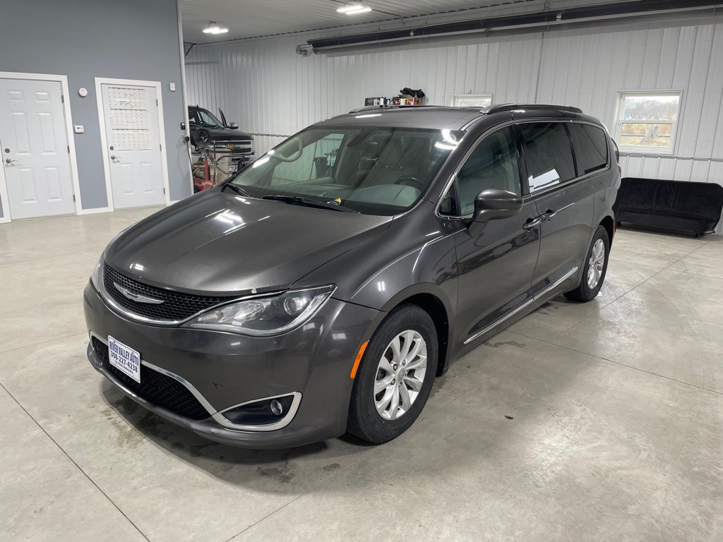 2017 Chrysler Pacifica Image 3