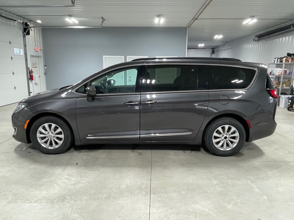 2017 Chrysler Pacifica Image 4