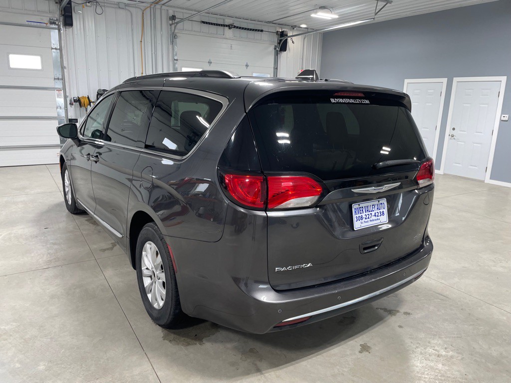 2017 Chrysler Pacifica Image 5